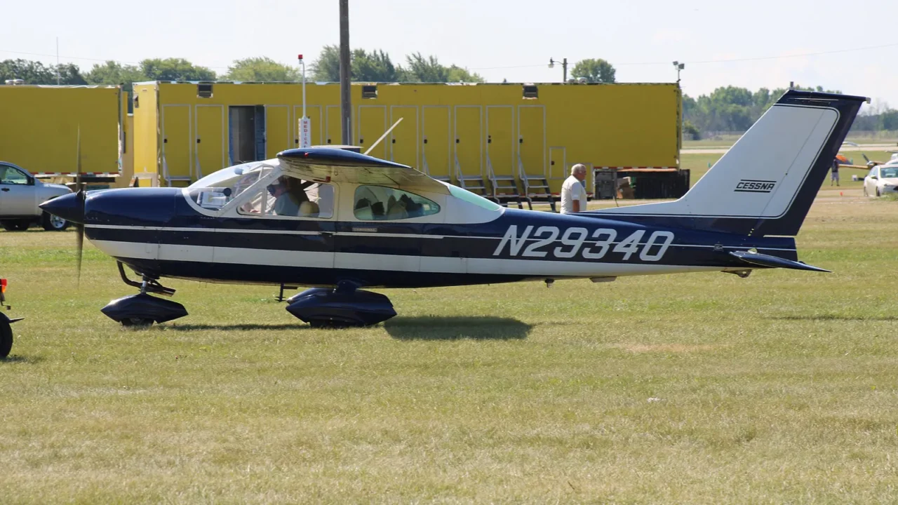 Cessna 177 Cardinal azul e branco estacionado na grama, avião do mesmo modelo do que caiu em San Jose (foto de arquivo)