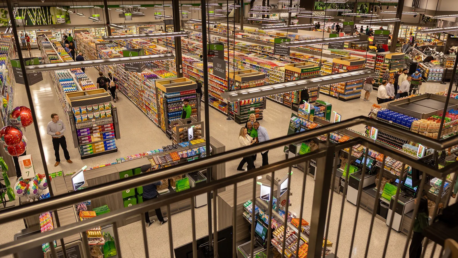 Corredores de uma loja da rede Publix em Orlando vistos do mezanino, em foto de arquivo de 2025, sem relação com o caso