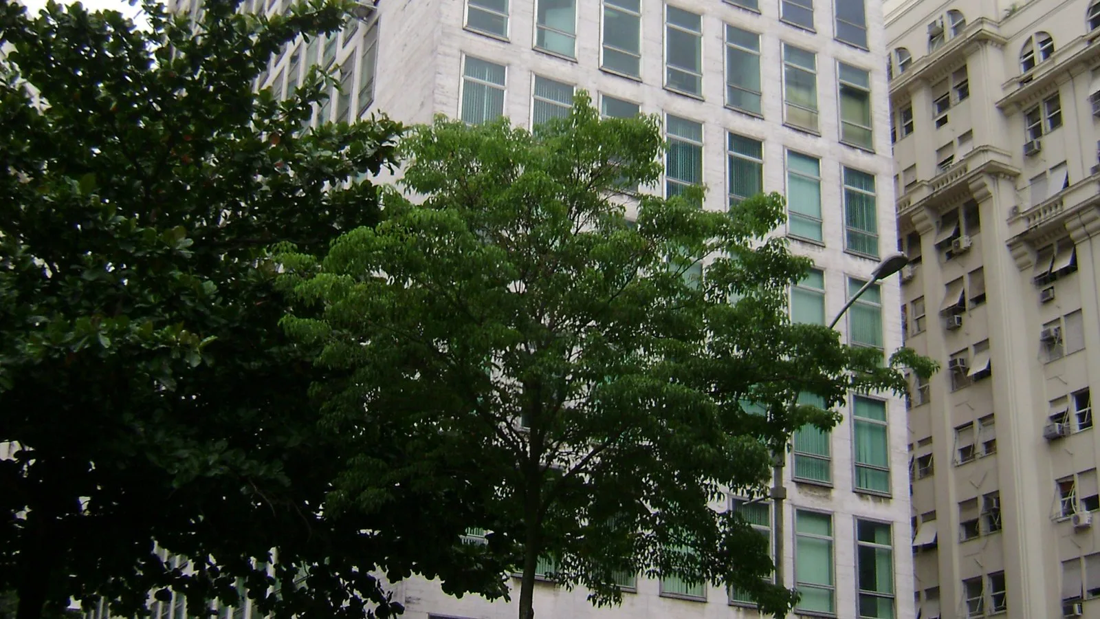 Prédio do Consulado dos Estados Unidos no Rio de Janeiro, entre árvores e edifícios do centro da cidade, em 2011 (imagem de arquivo)