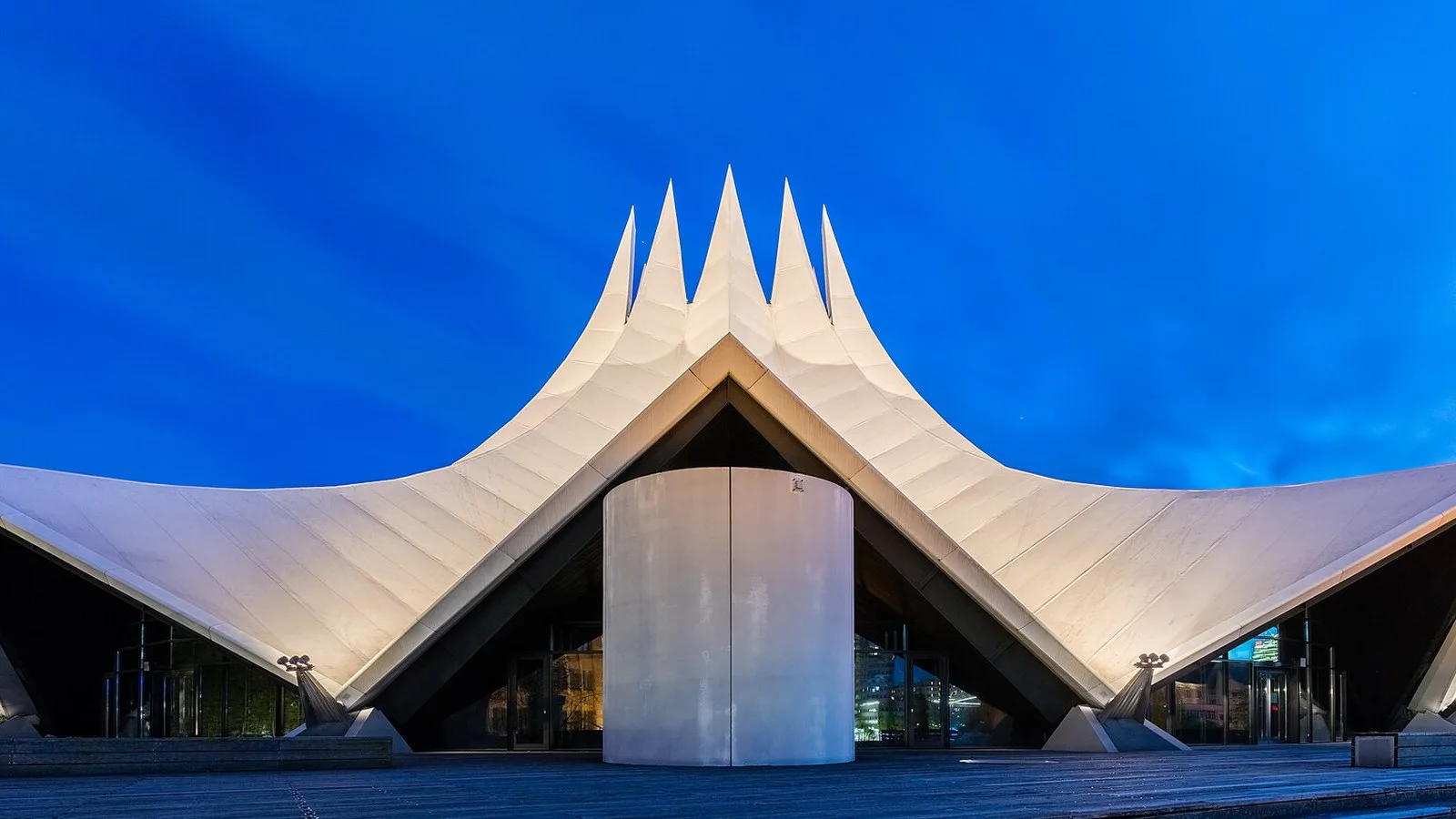 Fachada do Tempodrom, casa de eventos com teto em forma de tenda em Kreuzberg, Berlim, ao anoitecer, em 2016 (imagem de arquivo)