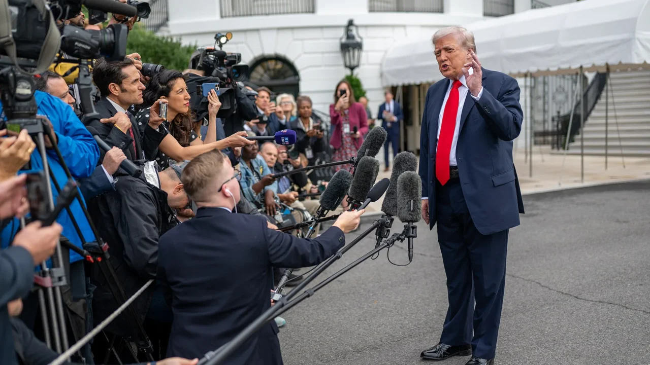 O presidente Donald Trump fala com jornalistas no Gramado Sul da Casa Branca, diante de câmeras e microfones, antes de embarcar no Marine One (foto de arquivo, setembro de 2025)