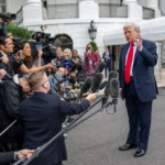 O presidente Donald Trump fala com jornalistas no Gramado Sul da Casa Branca, diante de câmeras e microfones, antes de embarcar no Marine One (foto de arquivo, setembro de 2025)