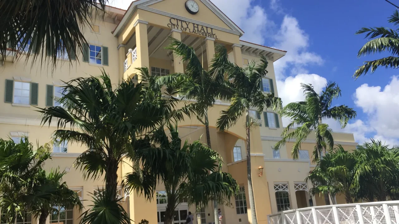 Prédio amarelo da prefeitura de Lauderhill, na Flórida, com palmeiras na frente e a inscrição "City Hall" no alto, em 2020 (imagem de arquivo)