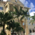 Prédio amarelo da prefeitura de Lauderhill, na Flórida, com palmeiras na frente e a inscrição "City Hall" no alto, em 2020 (imagem de arquivo)