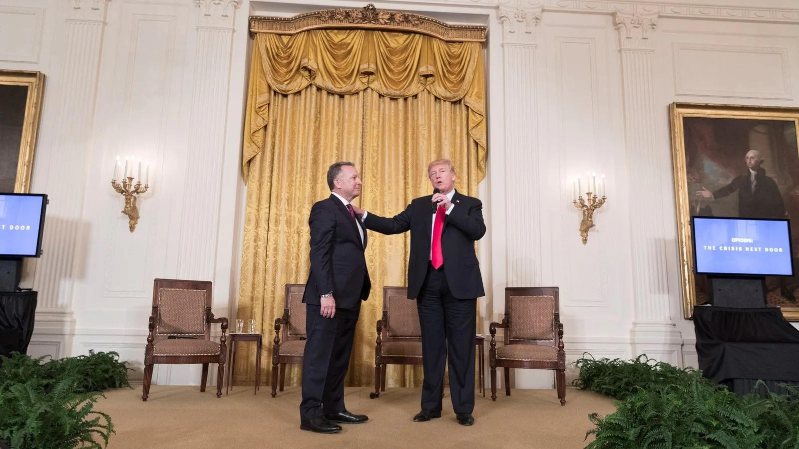 Donald Trump recebe Steve Witkoff no palco da Cúpula sobre Opioides, no Salão Leste da Casa Branca, em 1º de março de 2018
