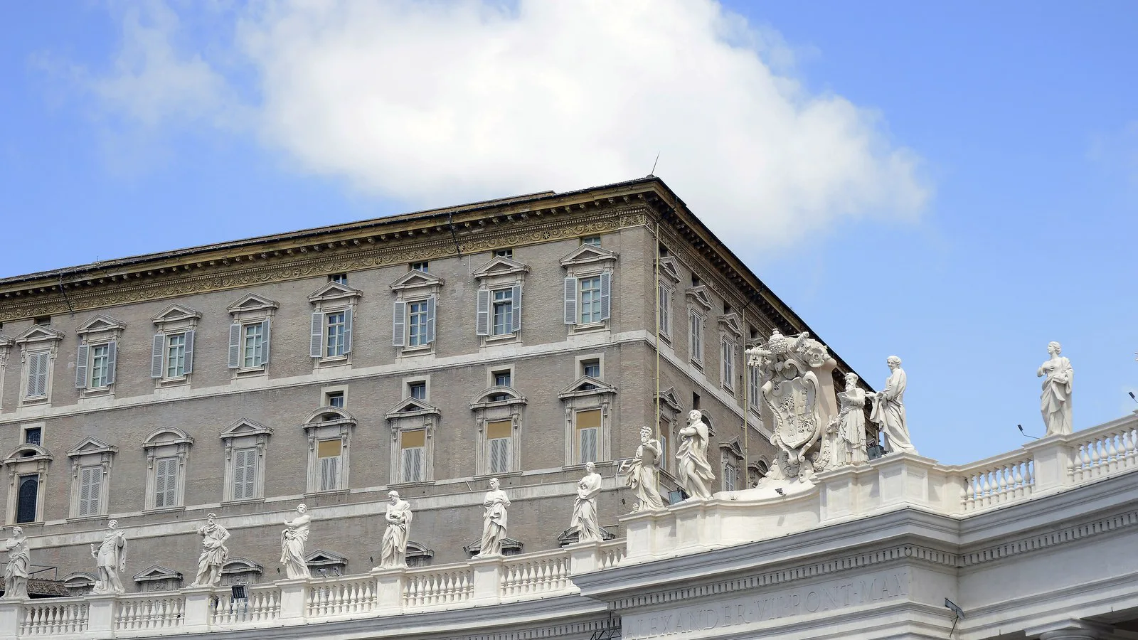 Foto de arquivo: fachada do Palácio Apostólico, no Vaticano, vista da Praça São Pedro, com as estátuas da colunata em primeiro plano