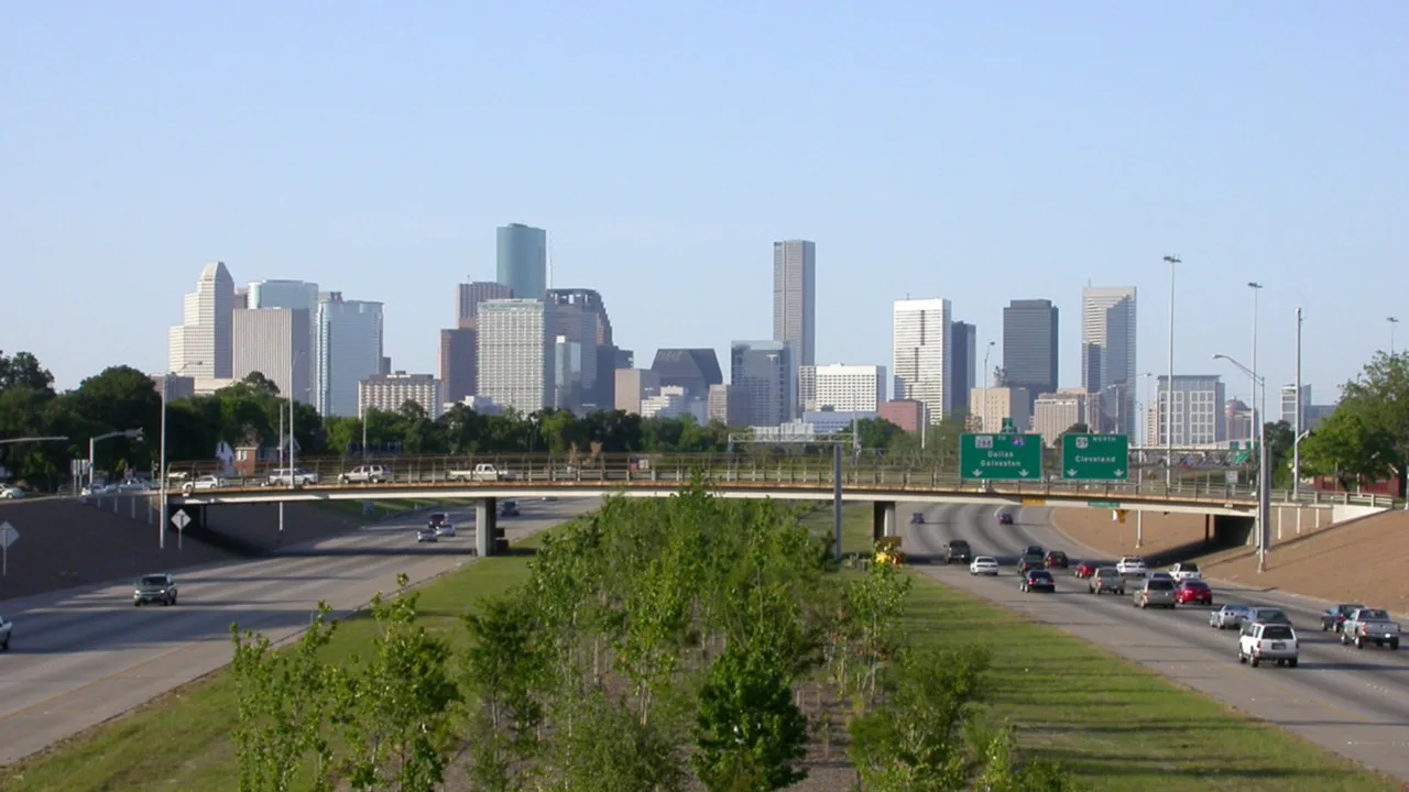 Rodovia estadual 288, no sul de Houston, vista em direção ao norte, com os prédios do centro da cidade ao fundo (imagem de arquivo, de 2005)