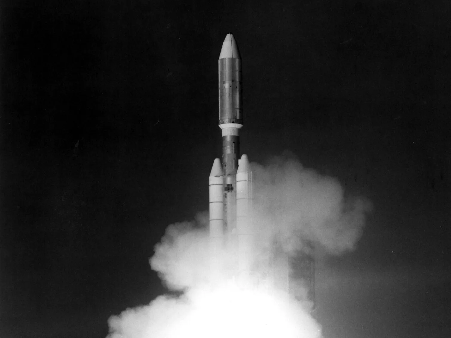 Foguete Titan-Centaur com a Voyager 1 decola do Centro Espacial Kennedy, em meio a uma nuvem de fumaça, em Cabo Canaveral, na Flórida, em 5 de setembro de 1977 (foto em preto e branco)