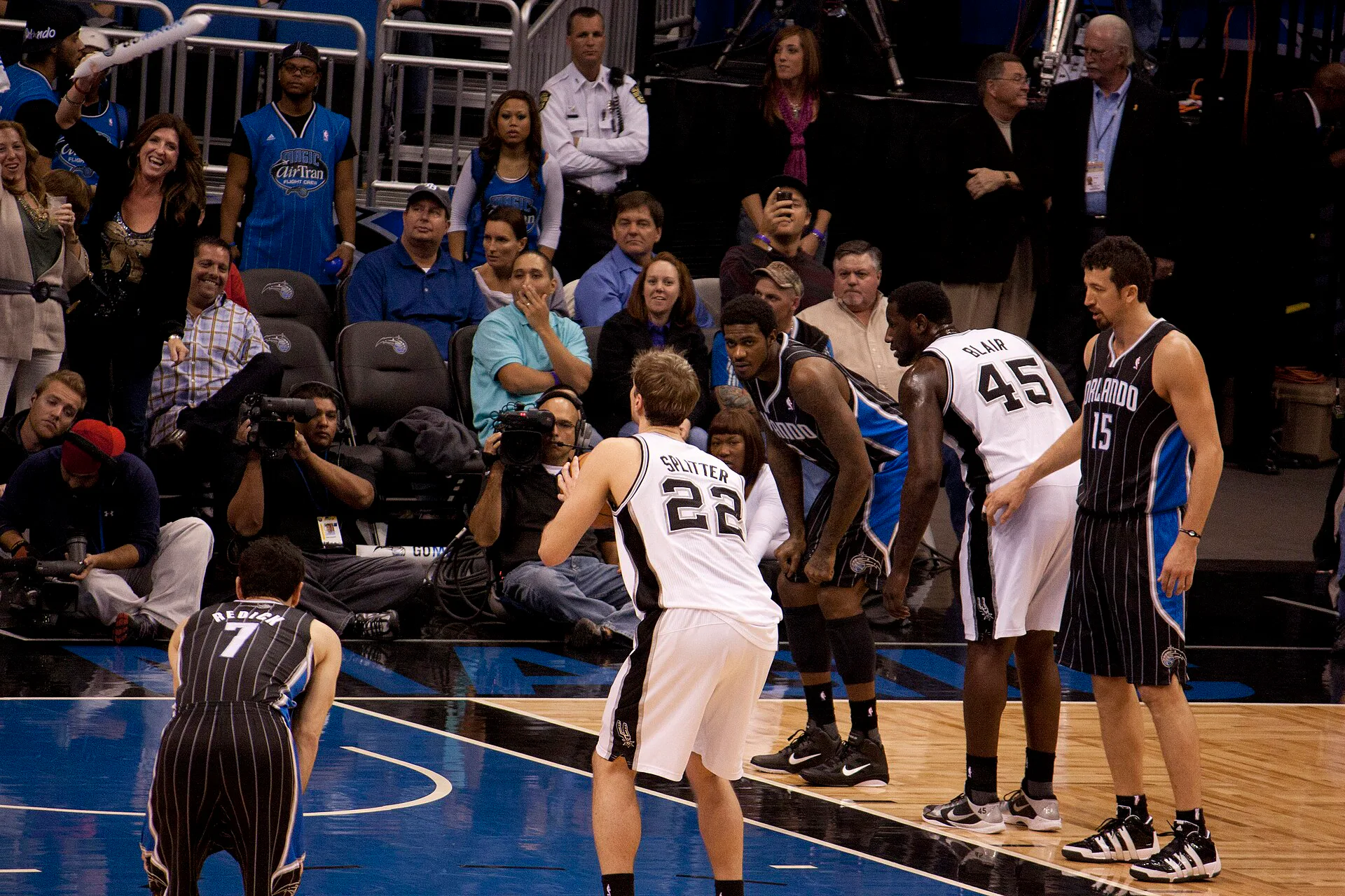 Tiago Splitter, com a camisa do San Antonio Spurs, na linha de lance livre durante jogo contra o Orlando Magic, em 2010