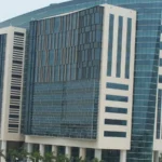 Prédio de vidro e pedra clara do tribunal federal (United States Courthouse) no centro de Miami, com palmeiras na calçada, em 2007 (imagem de arquivo)