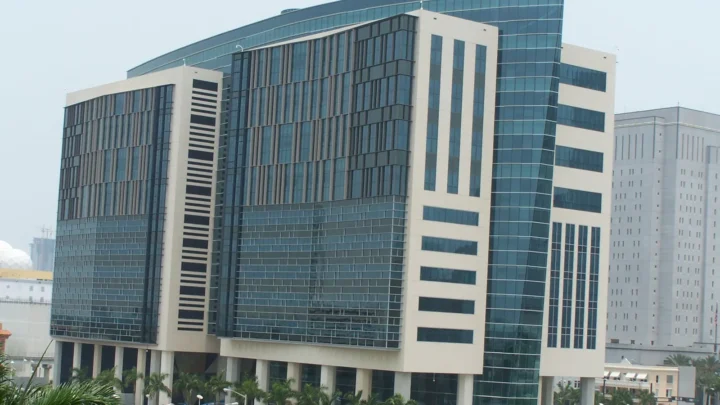 Prédio de vidro e pedra clara do tribunal federal (United States Courthouse) no centro de Miami, com palmeiras na calçada, em 2007 (imagem de arquivo)