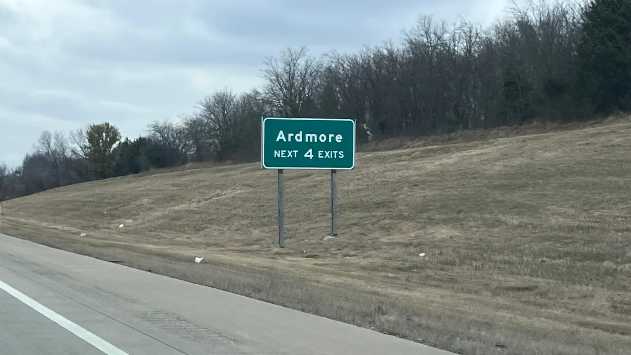 Placa indica a saída para Ardmore na Rodovia Interestadual 35, em Oklahoma, em dezembro de 2025 (imagem de arquivo)