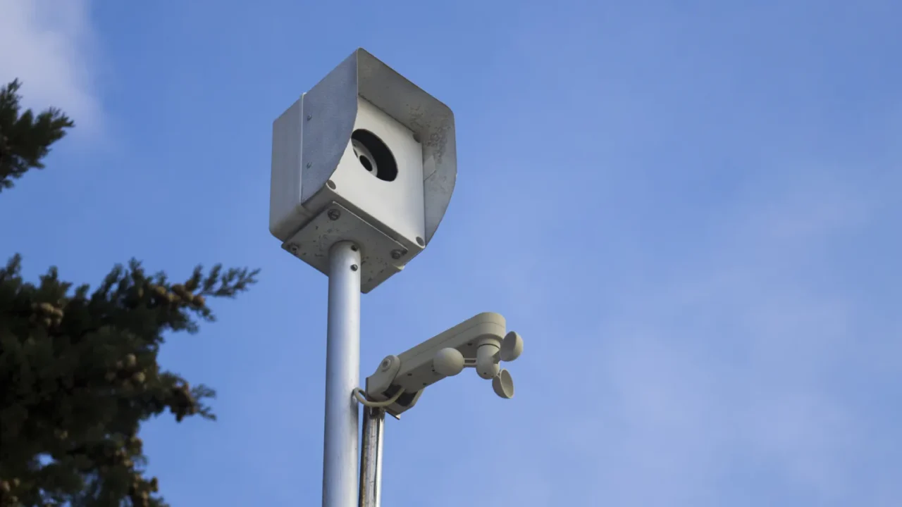 Câmera de monitoramento de velocidade instalada em poste, parte de programa de segurança em zonas escolares