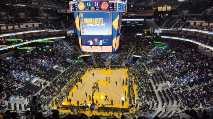 Arquibancadas lotadas e quadra iluminada do Chase Center, em San Francisco, casa do Golden State Warriors, durante um jogo