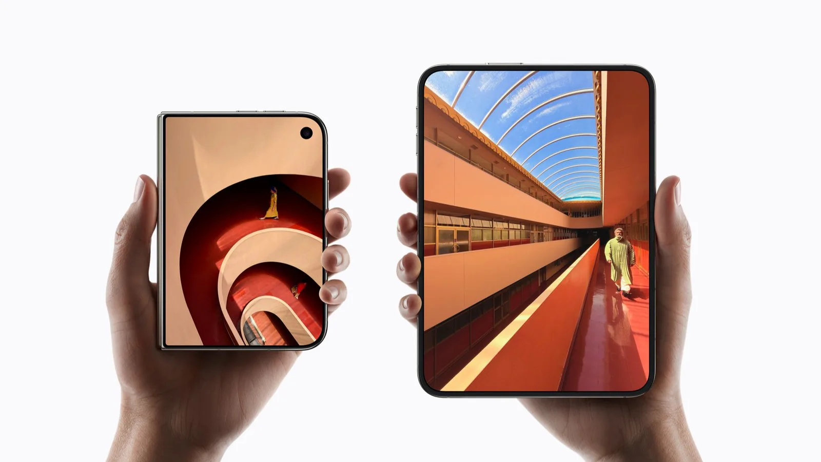 Duas mãos seguram dois iPhone Duo, um fechado, mostrando a tela externa, e outro aberto, mostrando a tela interna maior