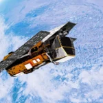 O Observatório Neil Gehrels Swift, da NASA, em órbita acima da Terra, nesta concepção artística.