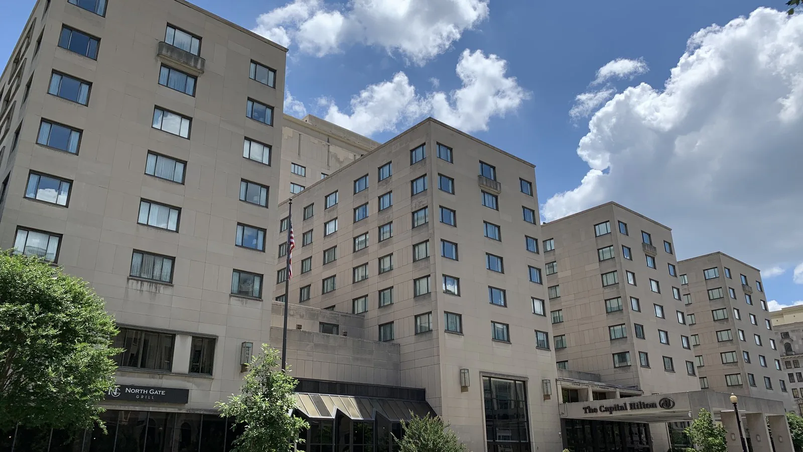 Fachada do hotel Capital Hilton, na 16th Street, em Washington, local de votação dos brasileiros da capital americana, em foto de julho de 2020