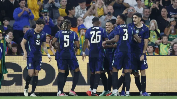 Jogadores da seleção brasileira comemoram durante partida contra a Austrália em estádio lotado com torcedores assistindo das arquibancadas
