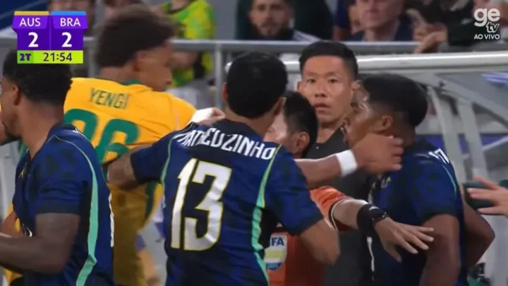 Jogadores de seleções sul-americanas e da Oceania trocam palavras durante segundo tempo de partida amistosa, com placar empatado em 2 a 2 aos 21 minutos da etapa final