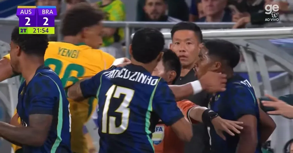 Jogadores de seleções sul-americanas e da Oceania trocam palavras durante segundo tempo de partida amistosa, com placar empatado em 2 a 2 aos 21 minutos da etapa final