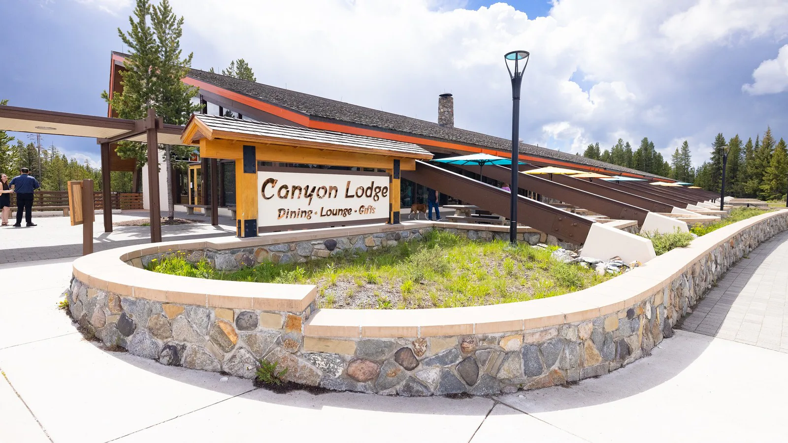 Entrada do Canyon Lodge, com restaurante e loja, na área de Canyon Village, em Yellowstone