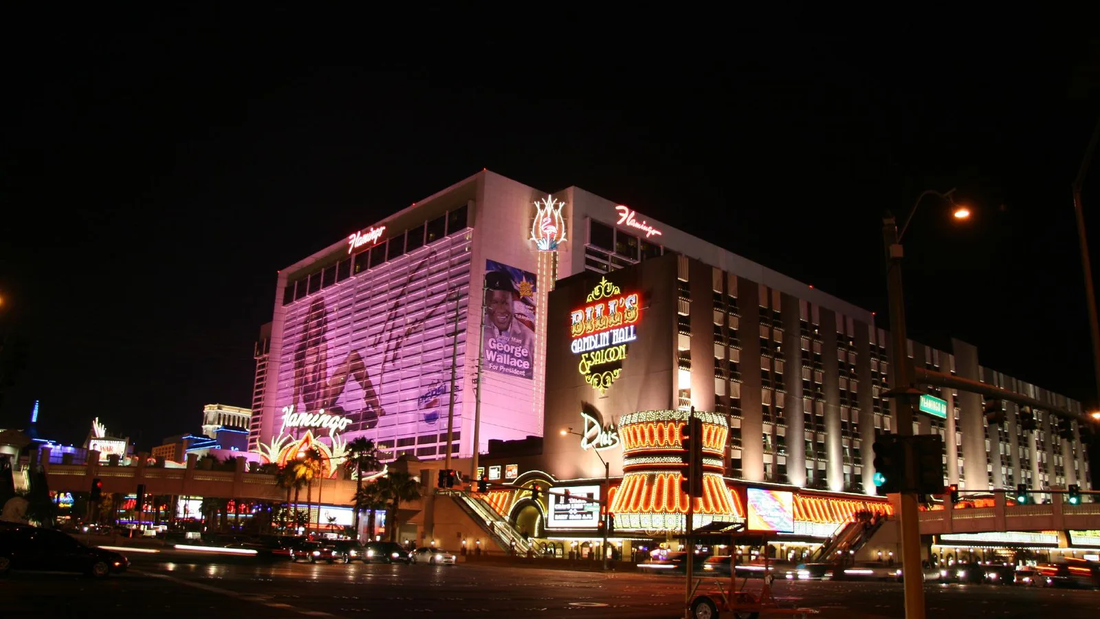 Fachada do hotel e cassino Flamingo iluminada à noite, na Las Vegas Strip, em foto de janeiro de 2008