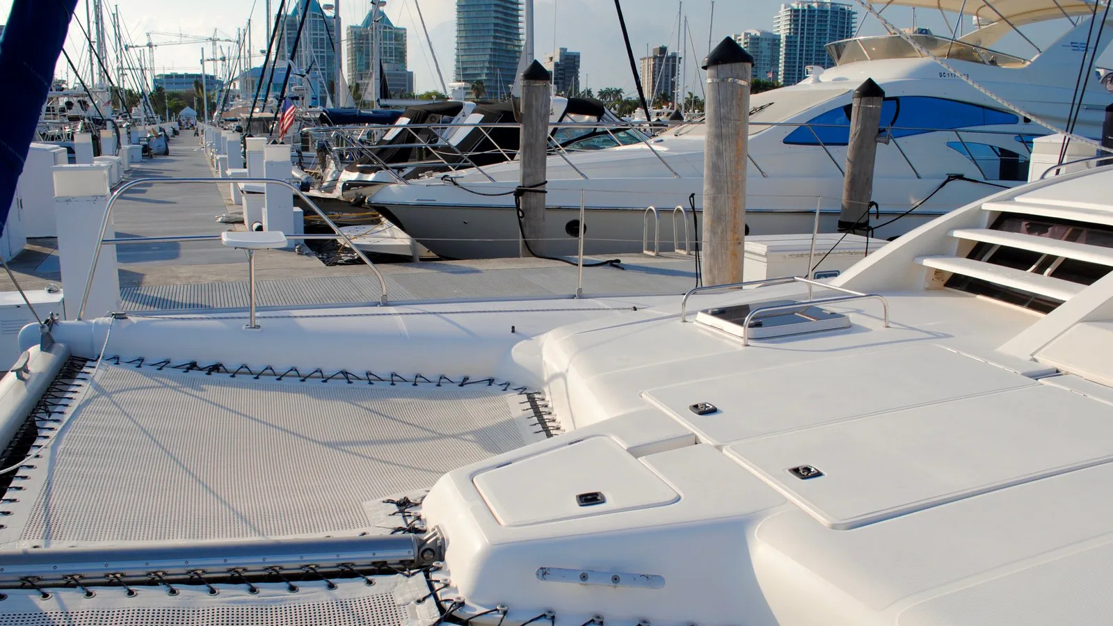 Barcos e iates atracados na marina Dinner Key, em Coconut Grove, Miami, com prédios ao fundo (imagem ilustrativa de 2016; não mostra as casas de Larry Page)