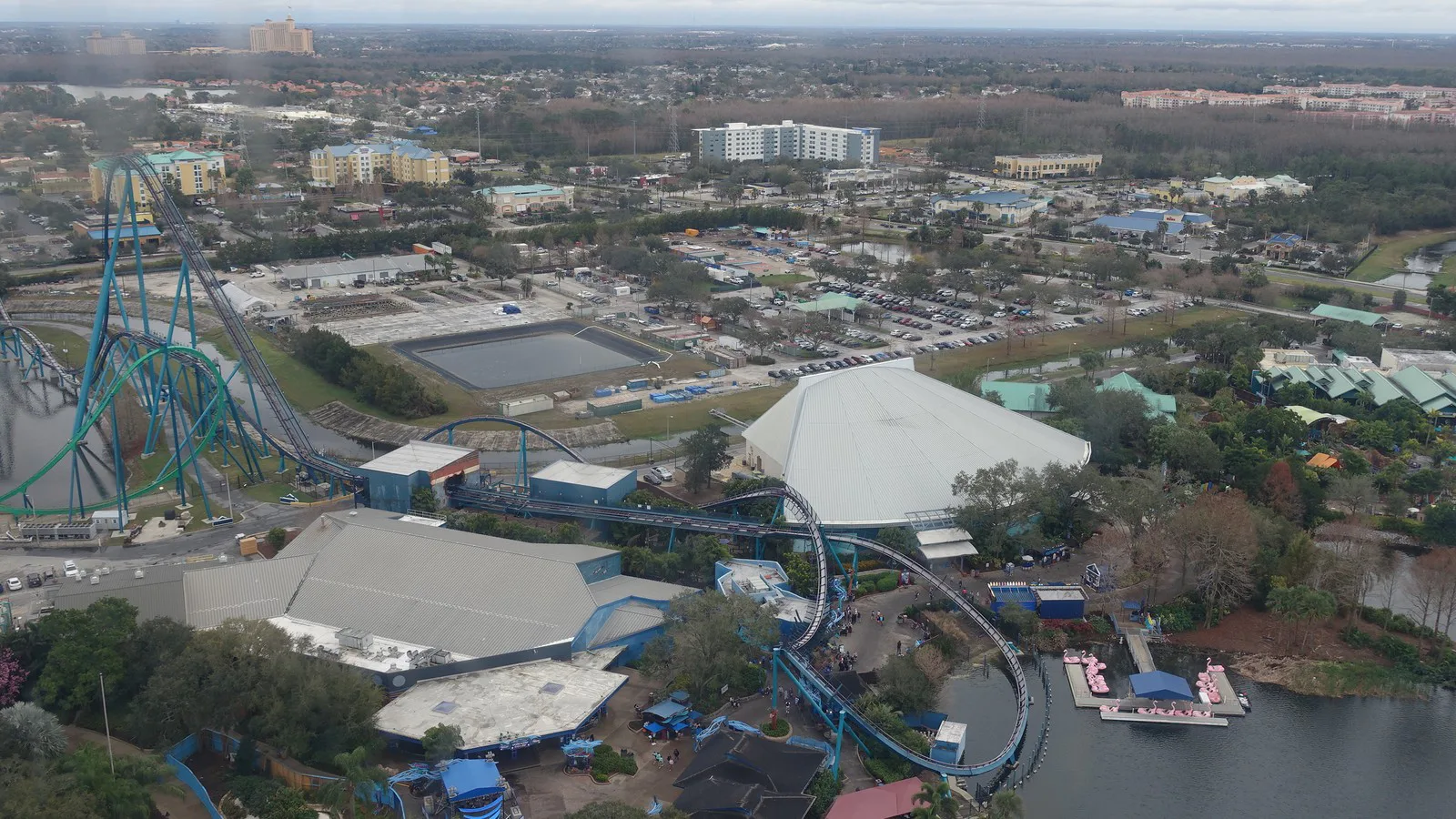 Vista aérea do SeaWorld Orlando com o percurso da Mako à esquerda e a região de hotéis ao fundo