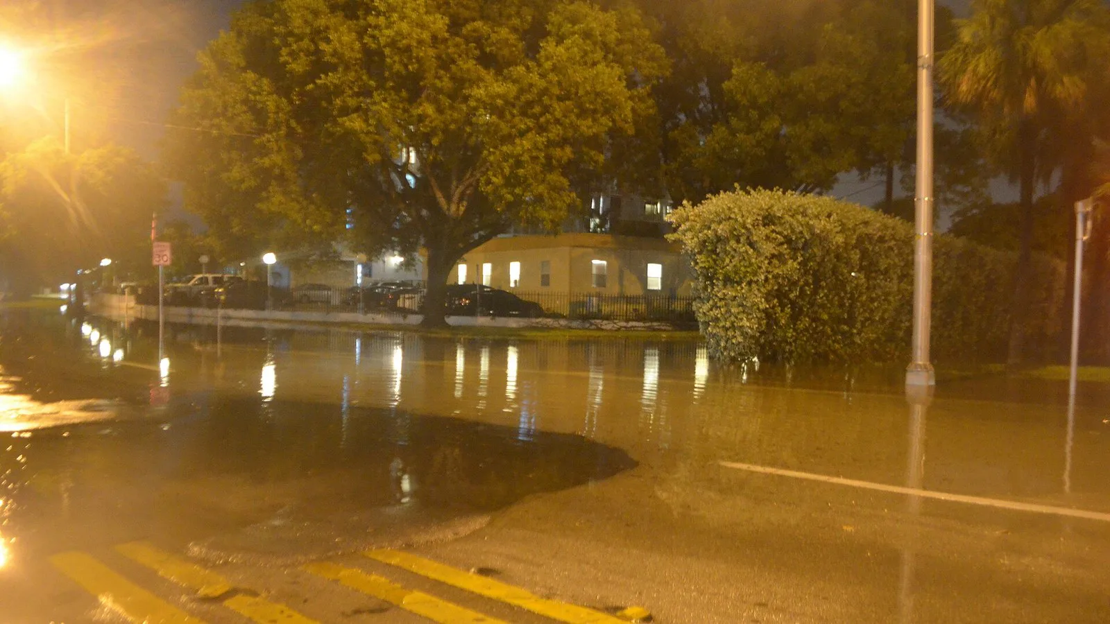 Cruzamento coberto de água na maré alta com chuva, na região de Miami, em outubro de 2016 (imagem de arquivo)
