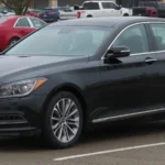 Hyundai Genesis 2015 preto estacionado num pátio