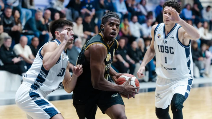 Jogador do Independiente de Oliva tenta avançar com a bola enquanto é marcado por dois defensores do Mogi durante partida da Liga Sul-Americana de Basquete