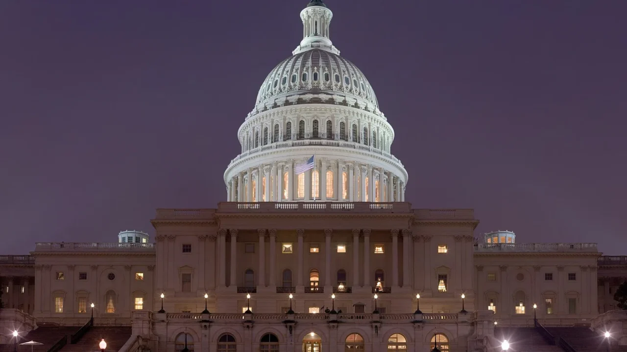 Capitólio dos EUA, sede do Congresso, iluminado à noite em Washington, em foto de janeiro de 2006 (imagem de arquivo)