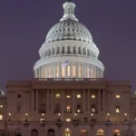 Capitólio dos EUA, sede do Congresso, iluminado à noite em Washington, em foto de janeiro de 2006 (imagem de arquivo)