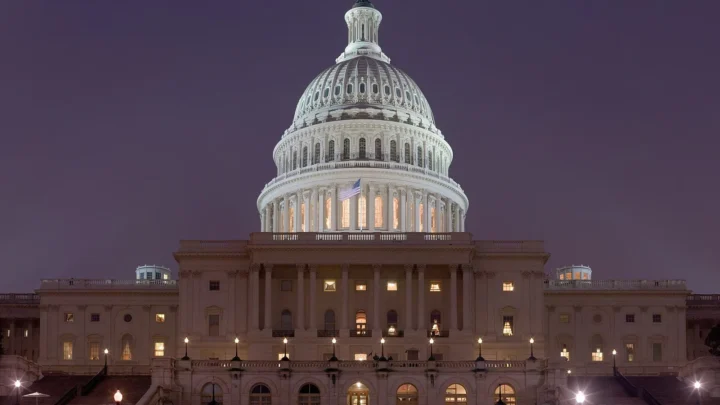 Capitólio dos EUA, sede do Congresso, iluminado à noite em Washington, em foto de janeiro de 2006 (imagem de arquivo)