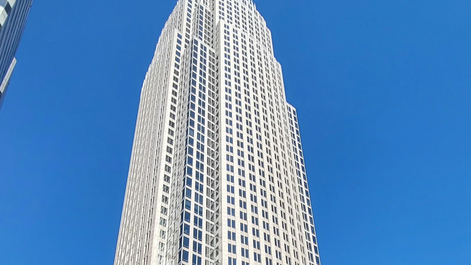 Arranha-céu do Bank of America Corporate Center, sede do banco em Charlotte, na Carolina do Norte, visto de baixo contra o céu azul