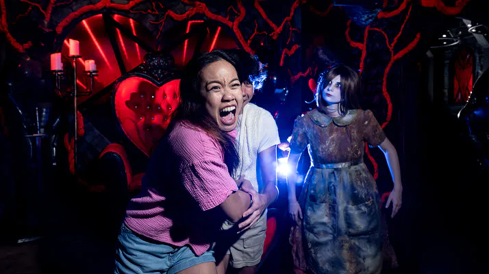Visitantes gritam ao cruzar com personagens assustadores no Howl-O-Scream 2026 do Busch Gardens Tampa Bay