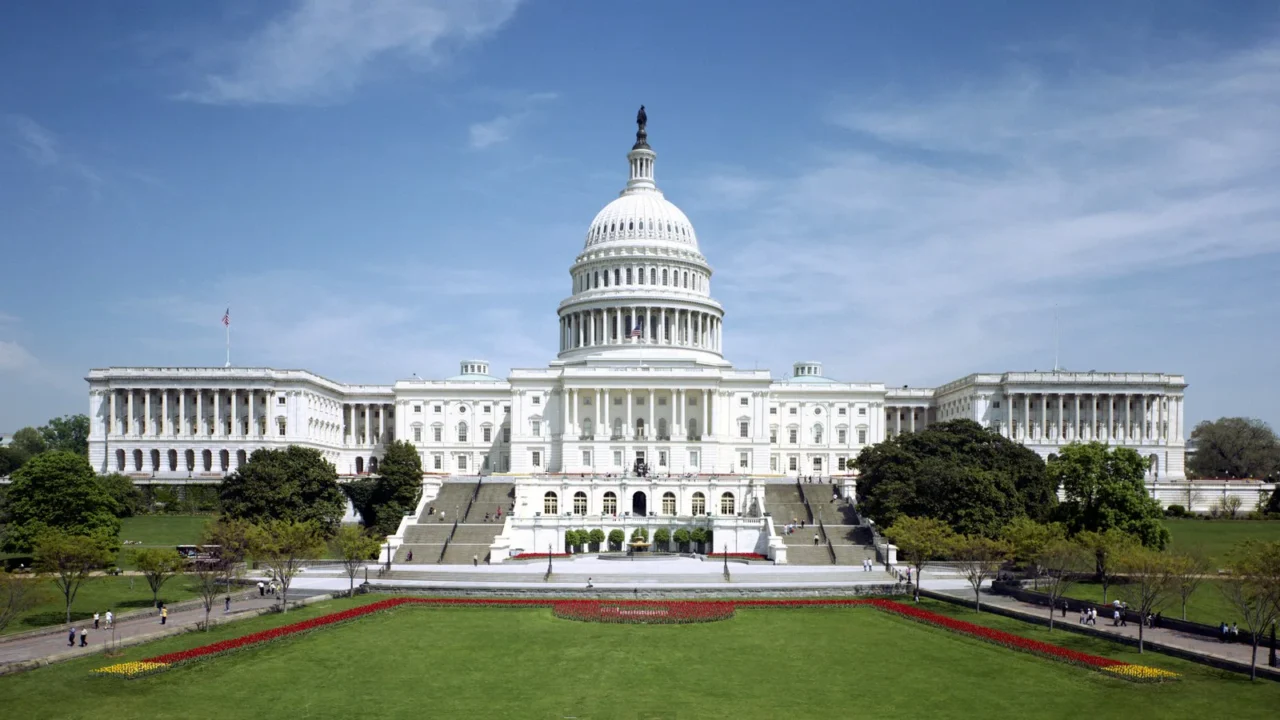 Foto de arquivo: fachada oeste do Capitólio dos Estados Unidos, em Washington, com a cúpula branca, o gramado e canteiros de flores à frente