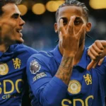 Jogadores de camisa azul com patrocínio USDC comemoram gol, um deles fazendo gesto com as mãos diante do rosto