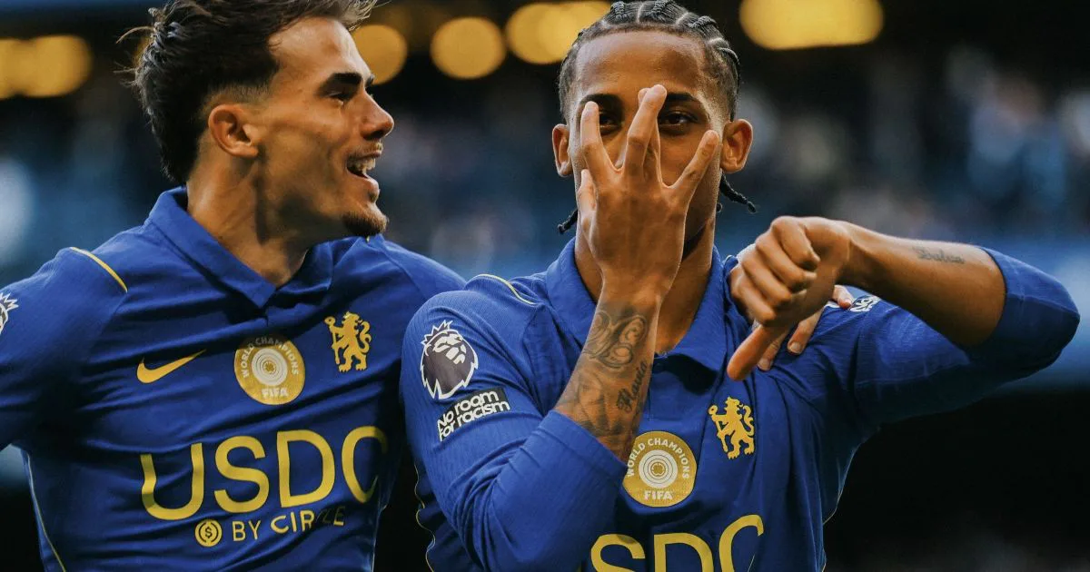 Jogadores de camisa azul com patrocínio USDC comemoram gol, um deles fazendo gesto com as mãos diante do rosto
