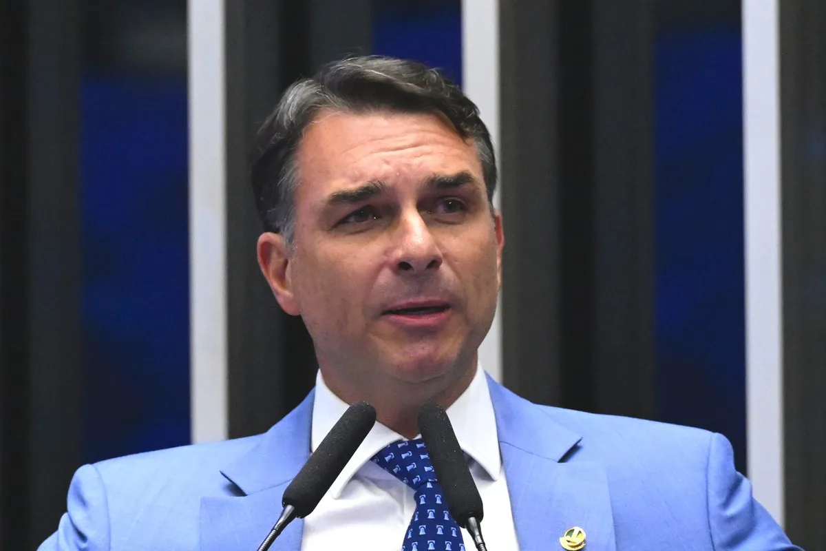 O senador Flávio Bolsonaro fala à tribuna do Senado, em Brasília, em 1º de setembro de 2026 (imagem de arquivo)