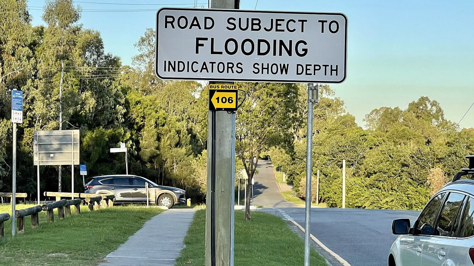 Placa avisa que a rua está sujeita a alagamento e que marcadores indicam a profundidade, em Corinda, Brisbane, em abril de 2021 (imagem de arquivo)