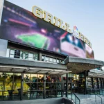 Vista externa do NBC Sports Grill & Brew no Universal CityWalk para o NBA Tip-Off.