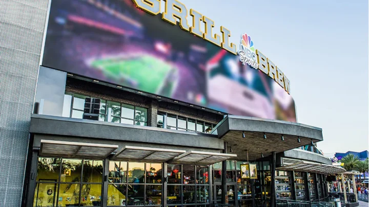 Vista externa do NBC Sports Grill & Brew no Universal CityWalk para o NBA Tip-Off.