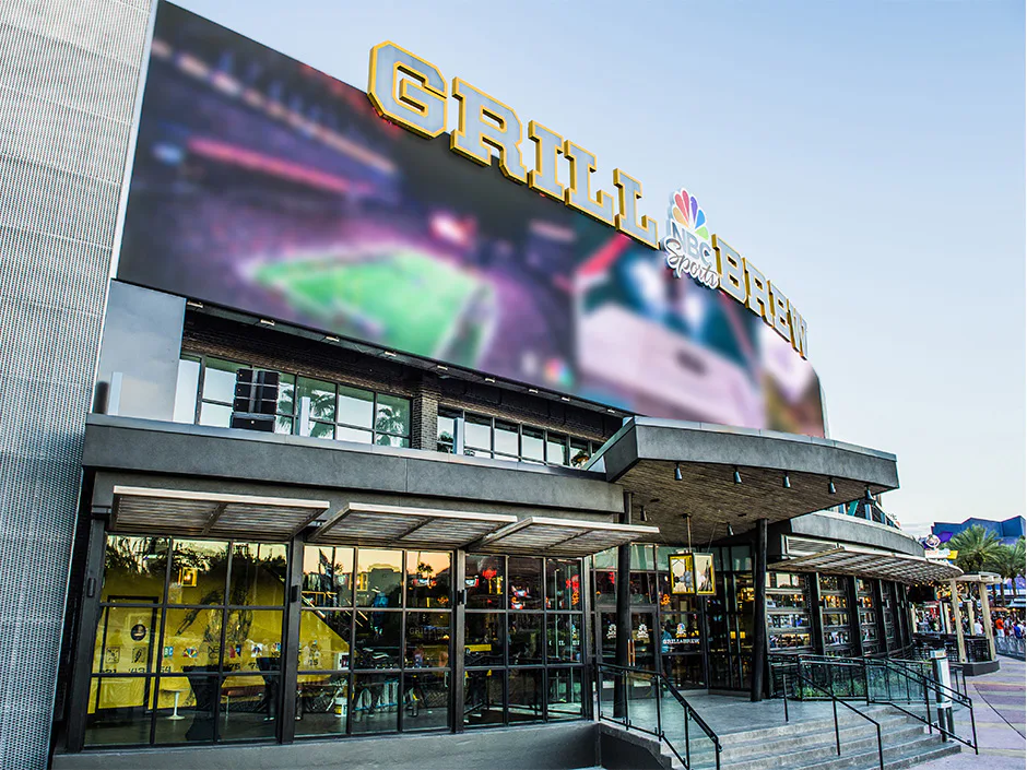 Vista externa do NBC Sports Grill & Brew no Universal CityWalk para o NBA Tip-Off.
