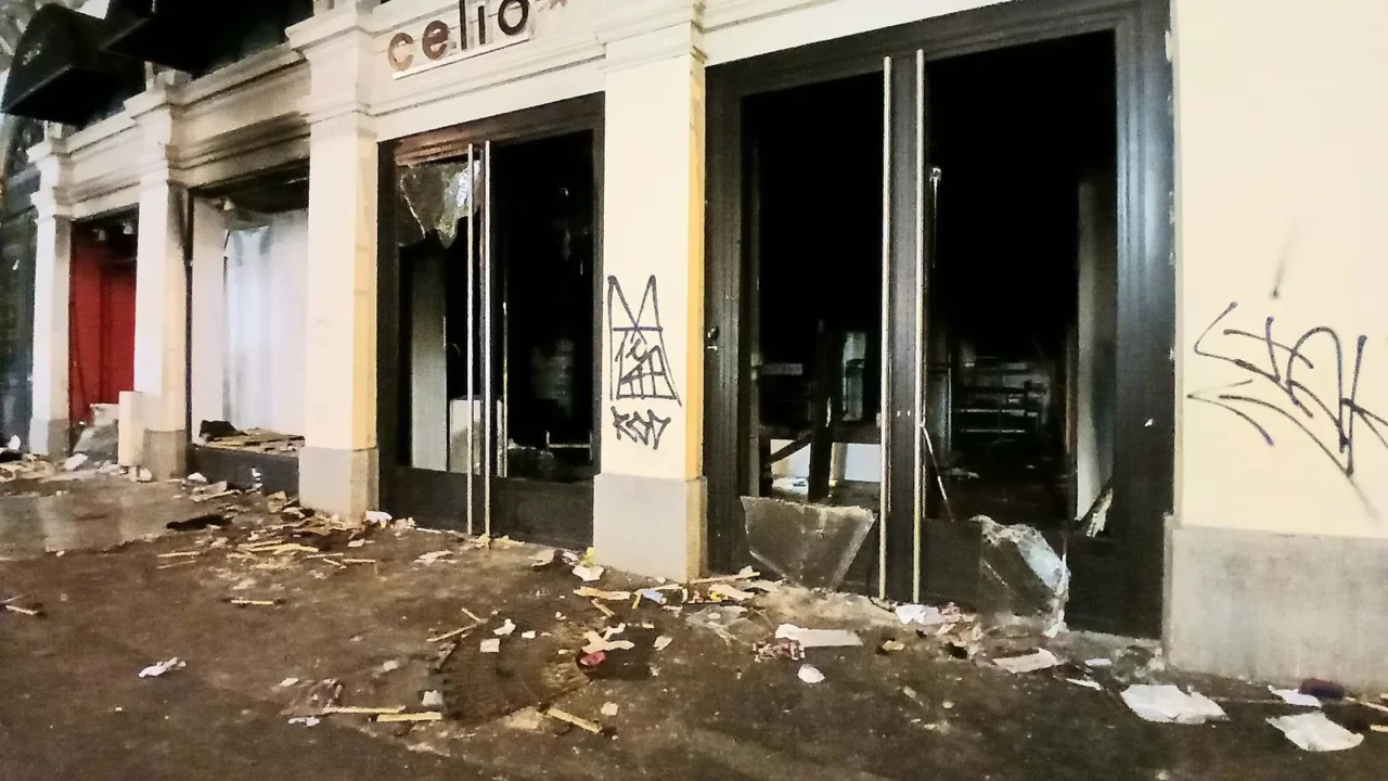 Fachada de uma loja de roupas com vitrines quebradas e destroços na calçada, perto da Porte Saint-Denis, em Paris, depois dos saques de 17 de outubro de 2026