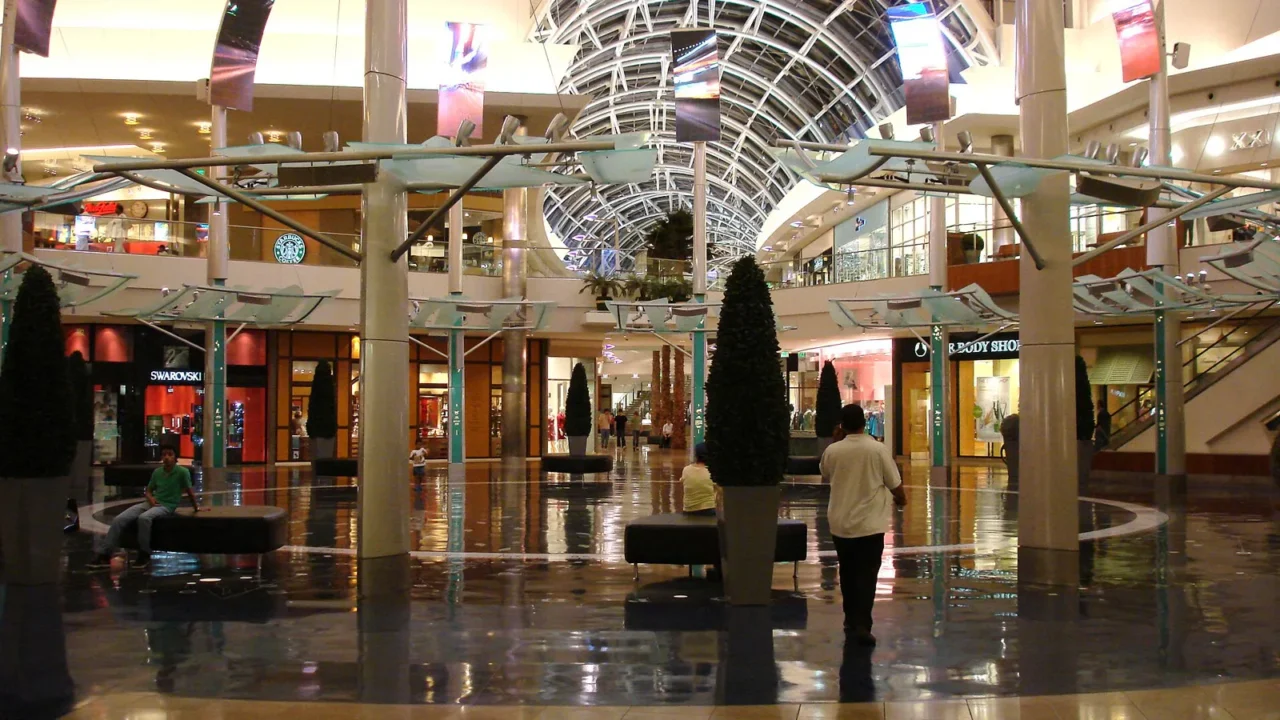 Corredor interno do Mall at Millenia, em Orlando, com piso espelhado, cúpula de vidro e vitrines de lojas (imagem de arquivo)