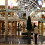 Corredor interno do Mall at Millenia, em Orlando, com piso espelhado, cúpula de vidro e vitrines de lojas (imagem de arquivo)