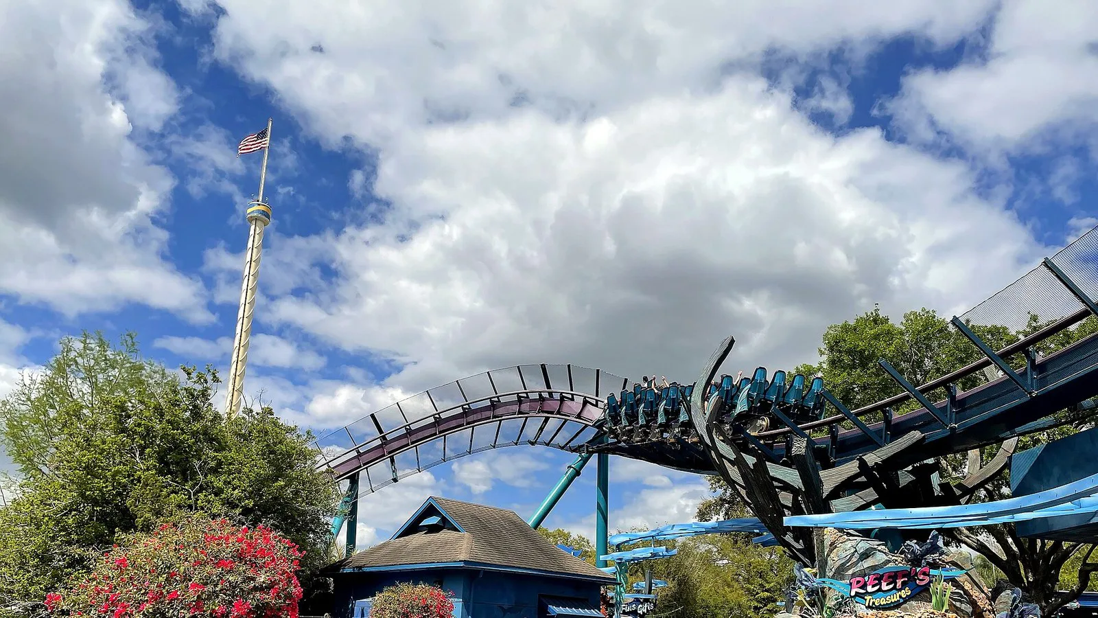 Trem da Mako passa sobre a área de passeio perto da entrada do SeaWorld Orlando, com a Sky Tower ao fundo, em março de 2021 (imagem de arquivo)