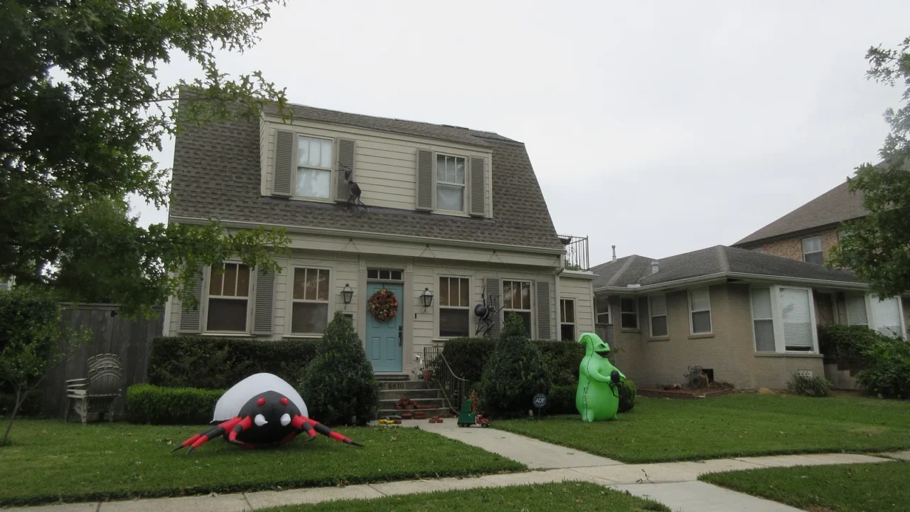 Casa de dois andares com uma aranha inflável gigante e um boneco verde inflável no jardim, decorada para o Halloween em Nova Orleans (foto de arquivo; não é a casa de Fountain Inn)