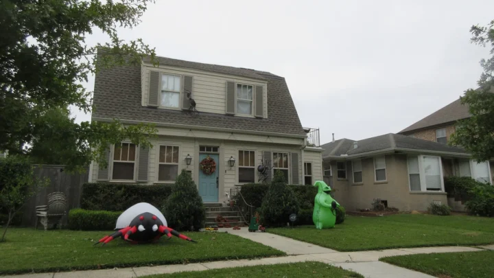 Casa de dois andares com uma aranha inflável gigante e um boneco verde inflável no jardim, decorada para o Halloween em Nova Orleans (foto de arquivo; não é a casa de Fountain Inn)